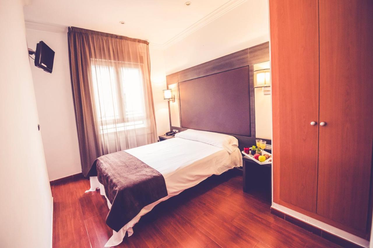 Hostal Sol Los Angeles Мадрид Екстериор снимка